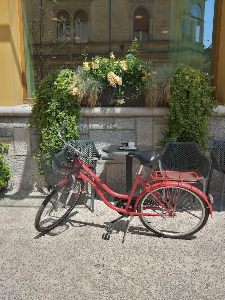 City Hotel Ljubljana Bagian luar foto